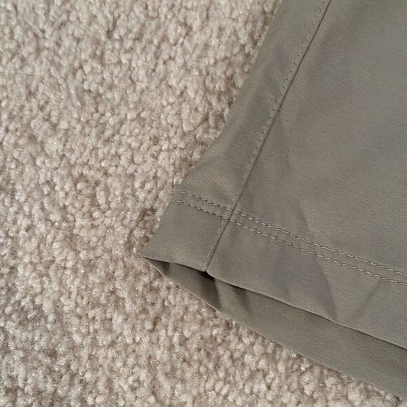 UNDER ARMOUR SIZE 10 DRESS SHORTS - Picture 4 of 8